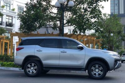 Xe Fortunner đưa đón nhân viên loại 7 chỗ