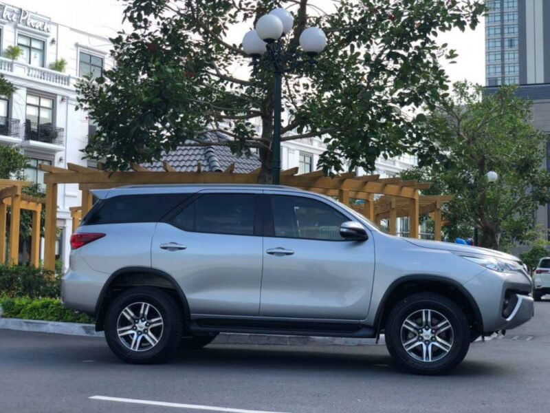 Xe Fortunner đưa đón nhân viên loại 7 chỗ